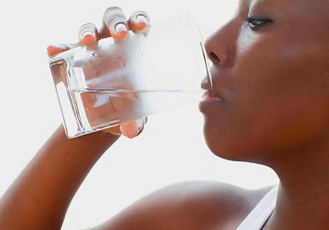 The Advantages of Drinking Hot Water on an Empty Stomach to Begin Your Day